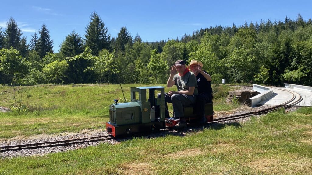 Train miniature à vapeur du Tortillard circulant dans un décor verdoyant des Vosges alsaciennes. Crédit photo Anaïse Mazzanti