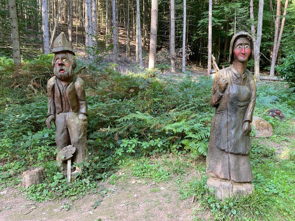 Waldgeisterweg, sentier des esprits à Oberotterbach près de l'Alsace, dans la Forêt Noire en Allemagne. Balade en famille. Sortie famille Alsace. Gratuit. Pour les enfants. Arbres taillés. Structures arbres crédit photo ©Anaïse Mazzanti Lang