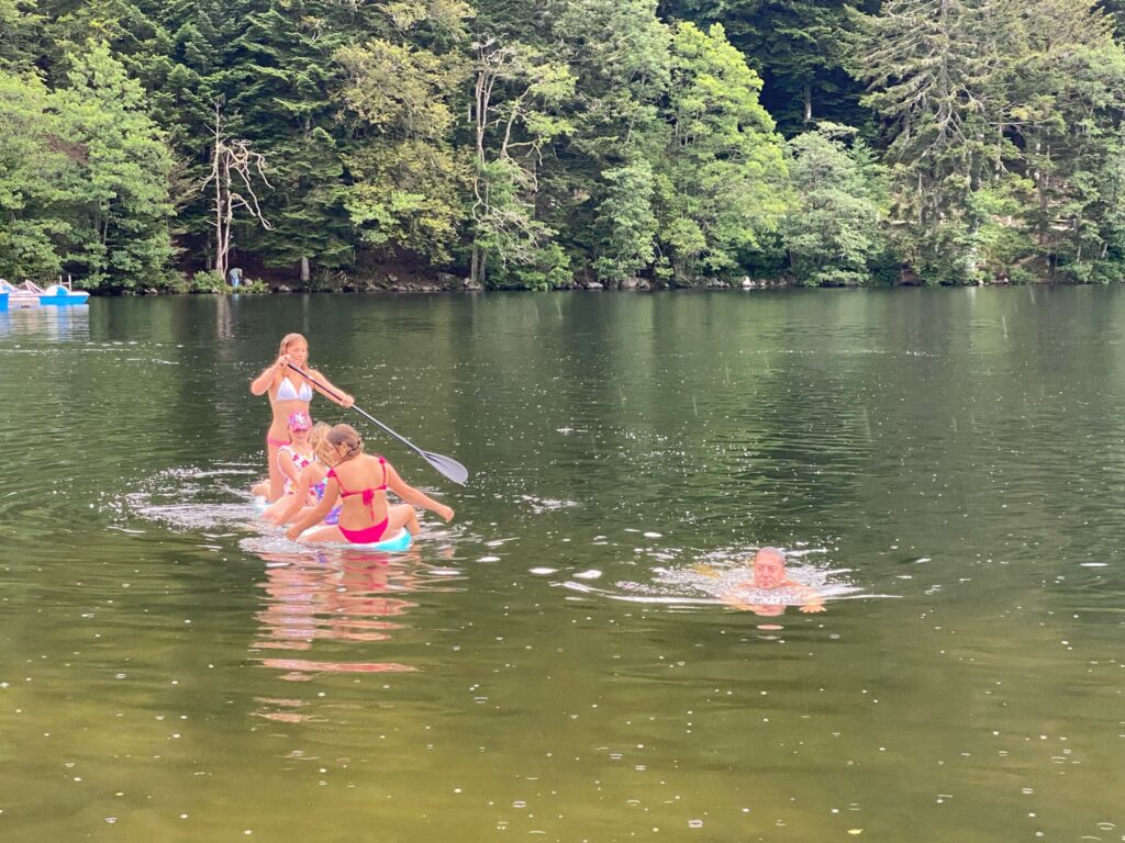 Le lac de Longemer, une sortie nature pour se rafraîchir en été et se balader le reste de l'année dans les Vosges près de Gerardmer. credit photo Anaîse Mazzanti Lang