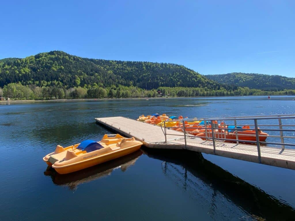 Base de loisirs du lac de Plaine, base de loisirs de Pierre Percée dans les Vosges avec plage de sable, baignade et activités nautiques en pleine nature. Où faire du pédalo dans les vosges ?