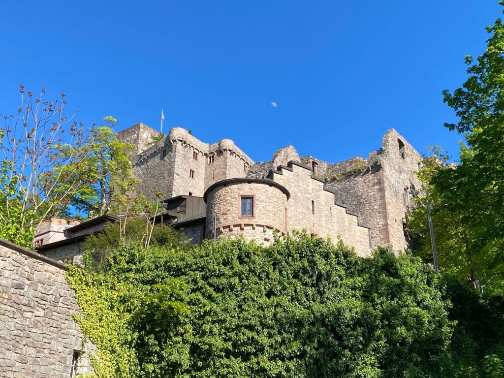 Château de Hohenbaden : une forteresse médiévale avec une vue exceptionnelle sur Baden-Baden en allemagne. Visite gratuite. A faire en famille à une heure de strasbourg près de l'Alsace.