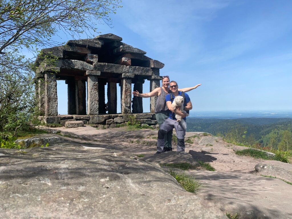 le Donon en amoureux. Randonnée incontournable en Alsace. Montagne sacrée. Sortie nature à deux pas, week-end en amoureux.