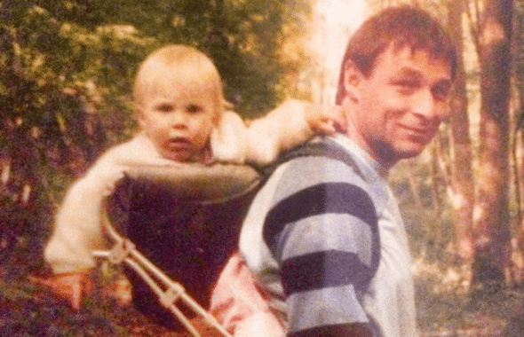 Anaïse Mazzanti dans le porte bebe en forêt avec son papa en Alsace dans la forêt des Vosges