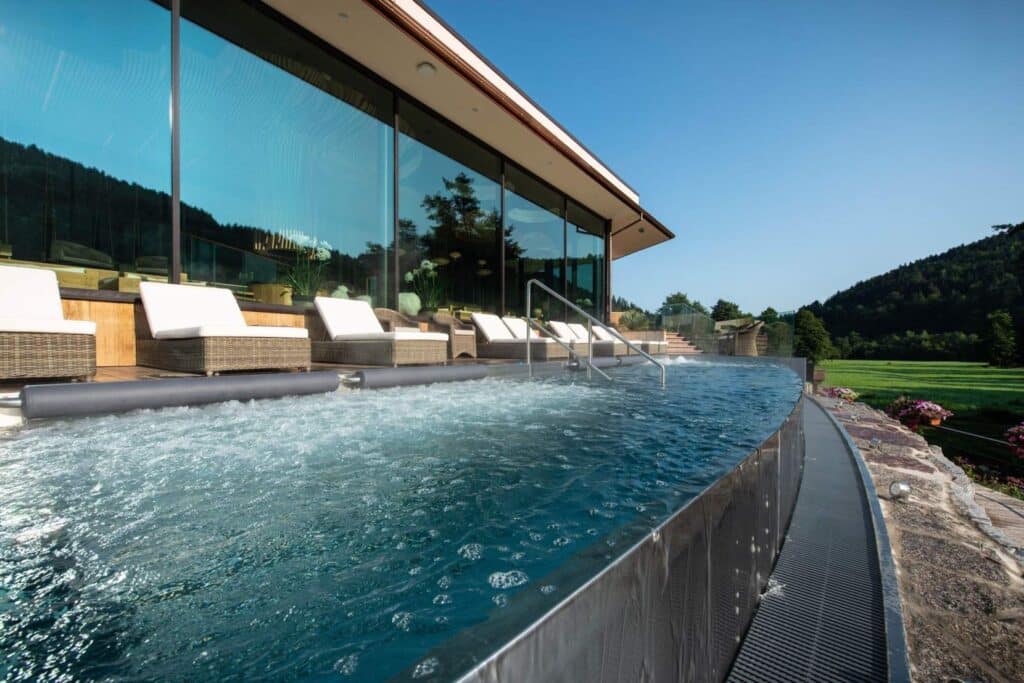 Hôtel Julien & Spa à Fouday au cœur des Vosges du Nord en Alsace. Idéal pour un séjour romantique dans les Vosges. Day spa et nuit à l'hotel en amoureux en alsace. Hotel 4 étoiles