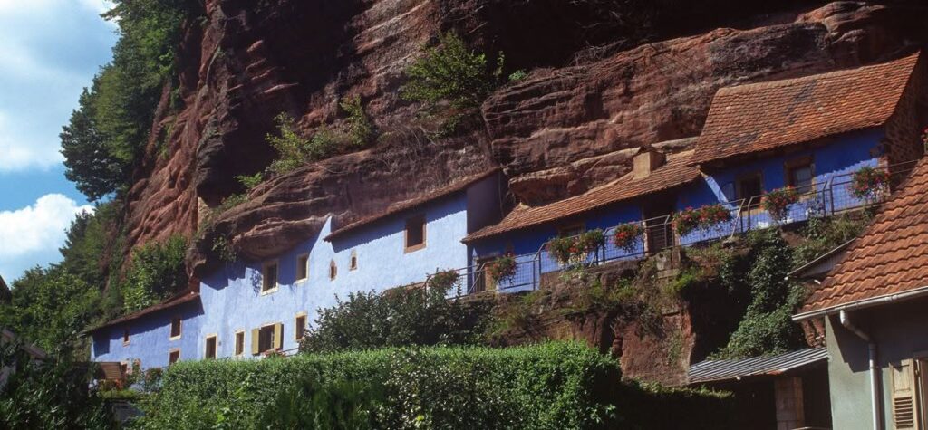 Les Maisons des Rochers de Graufthal sont les seules habitations troglodytiques visitables d'Alsace, nichées au pied d'une falaise de grès rose.