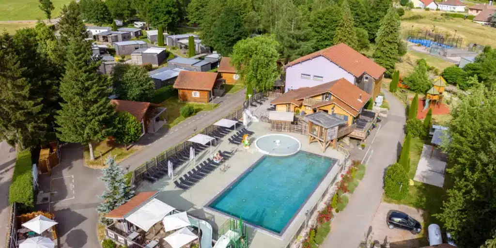 Domaine de Champé à Bussang dans les Vosges avec hébergements nature, spa et vue sur les montagnes