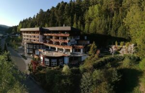 wellnesshotel sonnehalde hotel foret noire day spa en allemagne baiersbronn pres d'oberkirch Un hôtel de charme en Allemagne dans la Forêt-Noire, idéal pour une escapade romantique à deux pas de l'Alsace. Day spa, sauna, hamam, allemagne. week-end en amoureux en foret noire. Cadeau saint valentin alsace. Cadeau d'anniversaire pour ma femme . Séjour proche alsace.