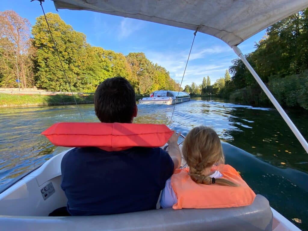 Une balade en bateau électrique avec Captain Bretzel pour redécouvrir Strasbourg autrement, au fil de l'eau et loin de l'agitation de la ville.