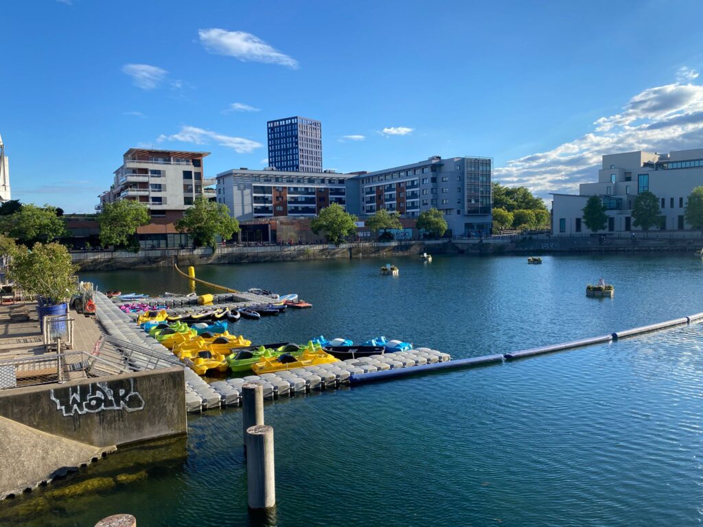 Docks d'été à Strasbourg sur la presqu'île Malraux, plage urbaine avec transats, activités nautiques et animations estivales en Alsace.