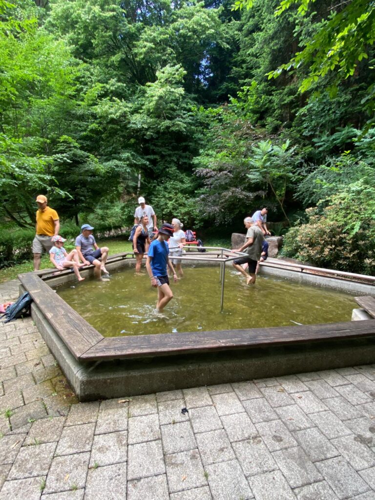 Groupe les pieds dans l'eau dans un bassin Kneipp à Zell Ham Harmersbach