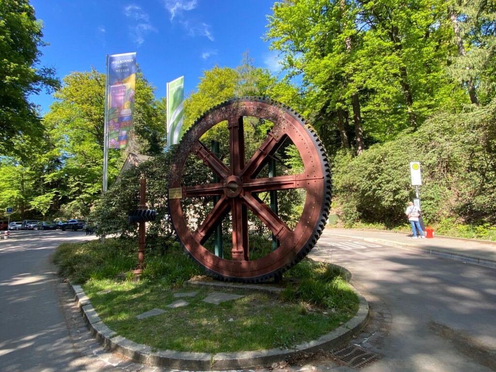 Entrée du Funiculaire du Merkurberg en Allemagne à Baden Baden à deux pas de l'Alsace, à une heure de Strasbourg. Un balade nature en Schwarzwald à faire en famille. Sortie nature pas chère et avec vue panoramique sur la Forêt Noire.Week-end nature et bien-être en couple deux pas de l'Alsace