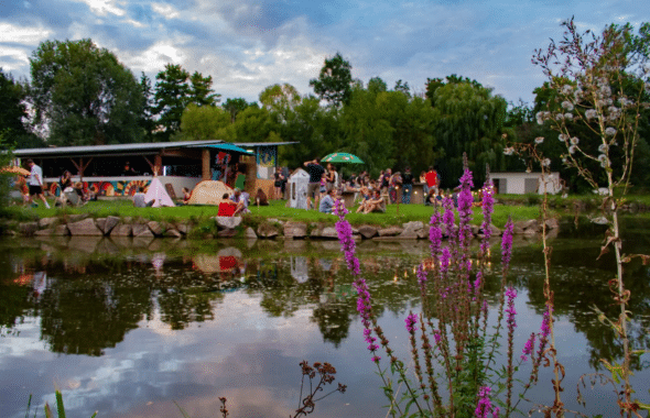 Soirée camping aux étangs demi lune à Kolbsheim cet été en Alsace, à deux pas de Strasbourg et de la piste cyclable le long de la Bruche.