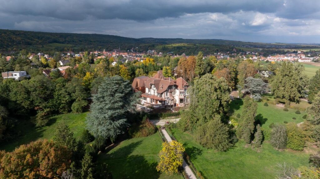 Découvrez le Domaine de la Léonardsau à Obernai lors de visites guidées. Un château historique au cœur d'un écrin de nature en Alsace, à deux pas de Strasbourg.