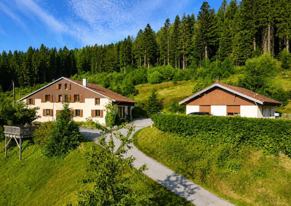 Gîte des plombes à Xonrupt-Longemer. Idéal pour les grands groupes qui veulent faire un week-end dans les Vosges. 2 gîtes pour une capacité de 12 à 27 personnes. Chaleureux et spacieux.