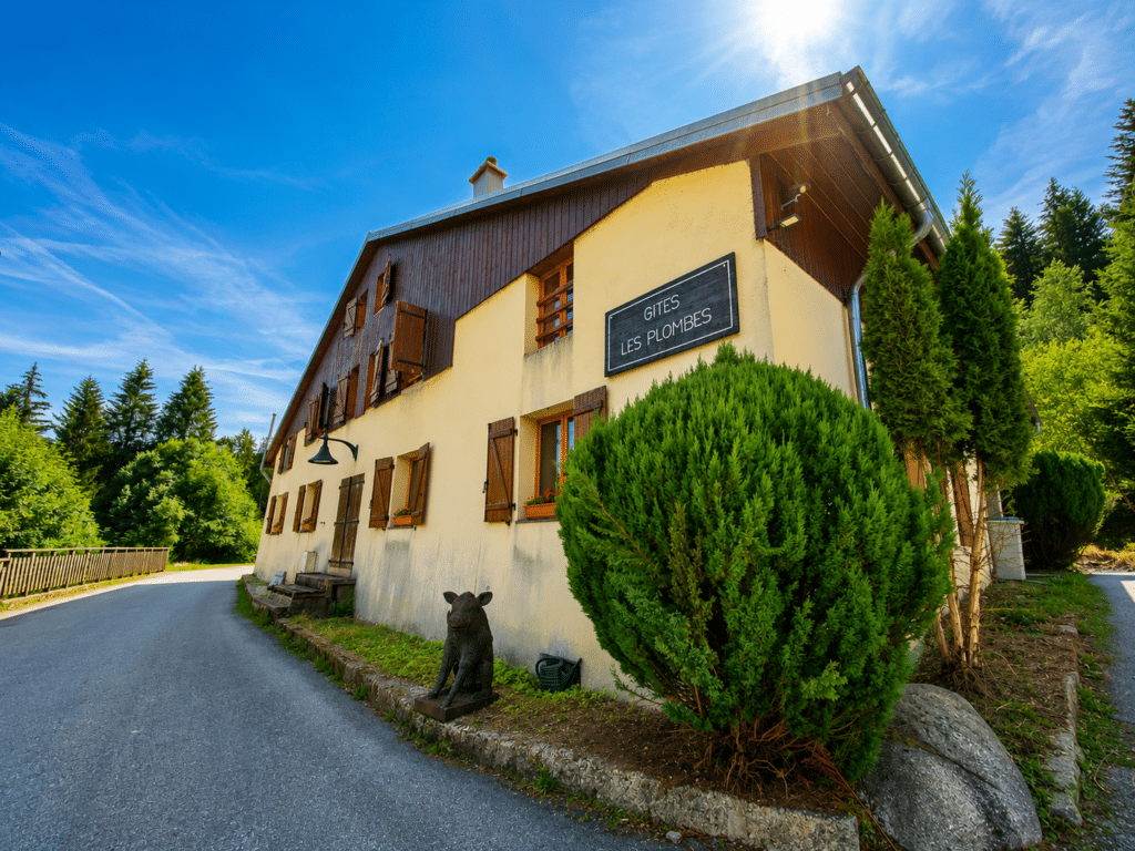 Gîte des plombes à Xonrupt-Longemer. Idéal pour les grands groupes qui veulent faire un week-end dans les Vosges. 2 gîtes pour une capacité de 12 à 27 personnes. Chaleureux et spacieux.