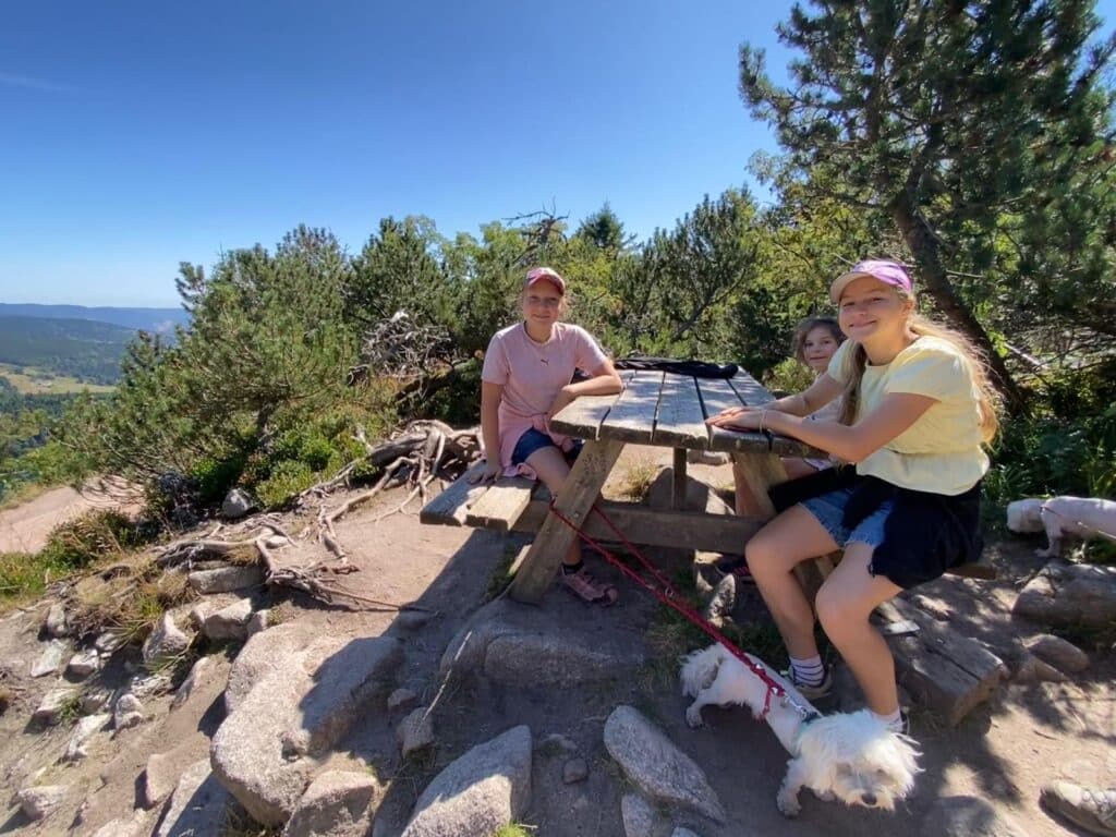 Table de pique nique à la source du lac Blanc avec vue panoramique sur le lac blanc