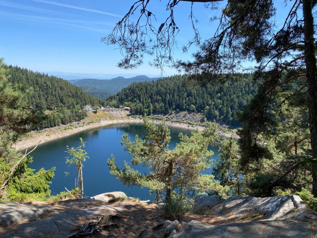 Randonnée en famille dans les Vosges alsaciennes. Rochers et sentiers panoramiques. Vue sur le lac noir
