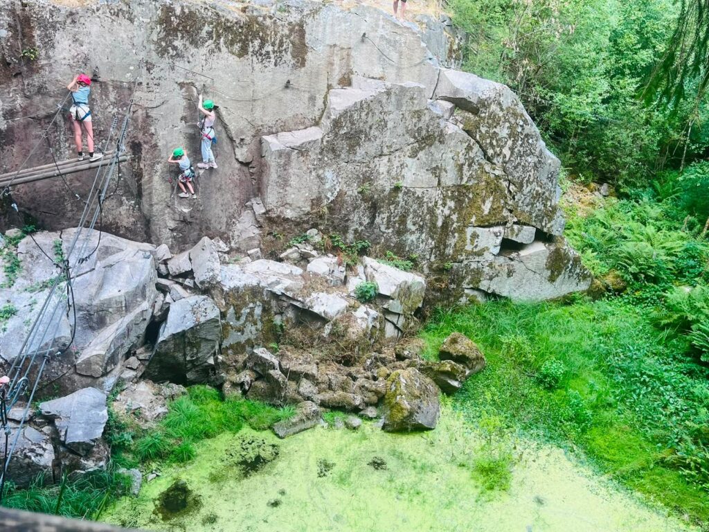 Parcours d'accrobranche Acrosphère dans la forêt de Gérardmer, près du lac.