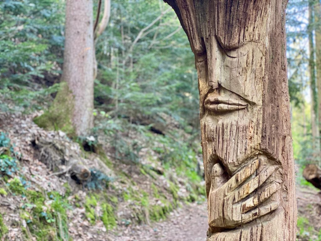La nature vous remercie. Un arbre sculpté qui dit merci.