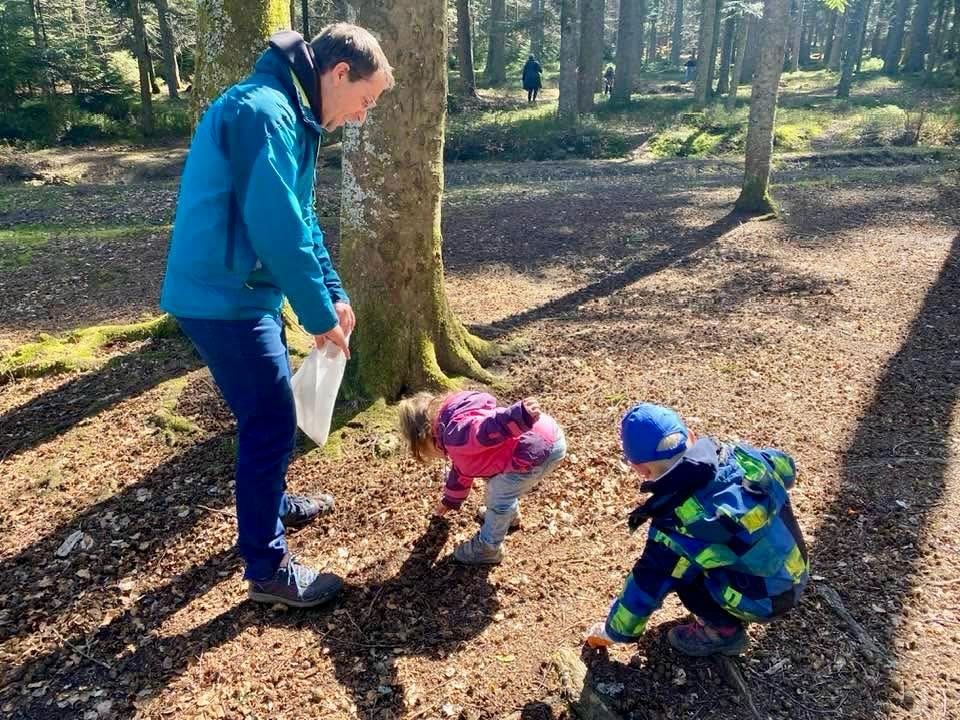 Apprendre aux enfants à ramasser leurs déchets et à laisser la nature propre. Respecter la nature dès tout petit.