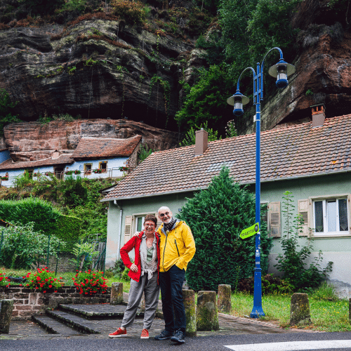 Une balade contée sur les maisons troglodytes de Graufthal dans le nord de l'Alsace.