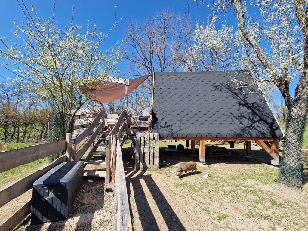 Offrez-vous une escapade dans un hébergement insolite à deux pas de Saverne dans une cabane au coeur d'un beau jardin arboré. Accès SPA. Ambiance romantique offerte !