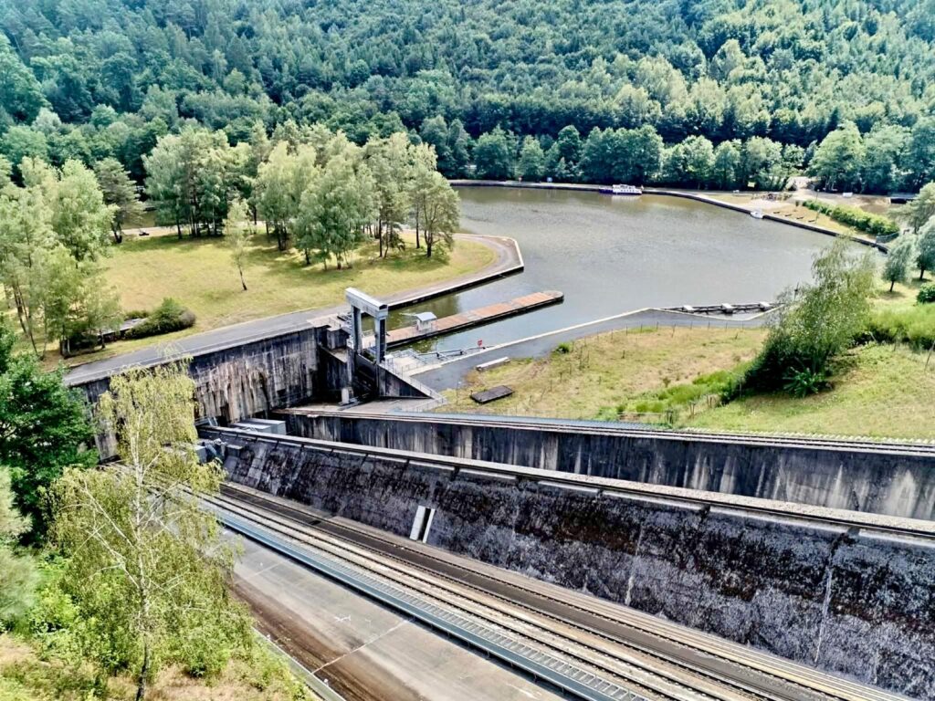 Plan incliné de Saint-Louis-Arzviller en Moselle, ascenseur à bateaux dans les Vosges mosellanes