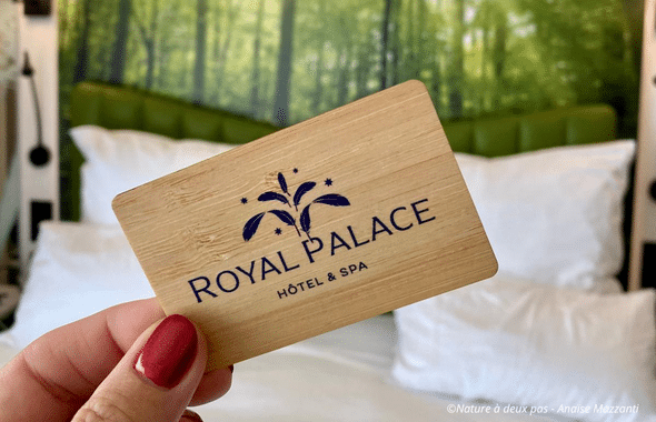 Carte magnetique en bois pour ouvrir la chambre de l'hôtel.
