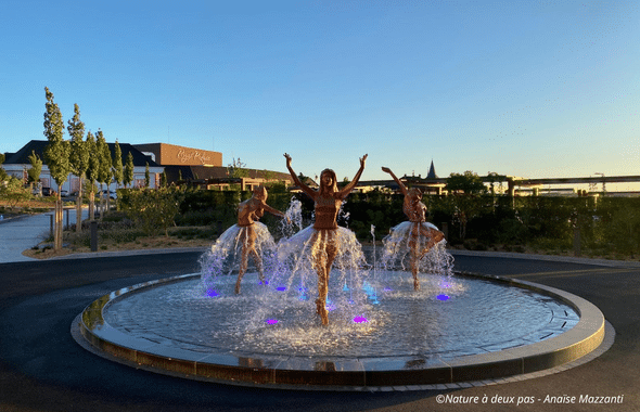 La fontaine de l'entrée du Royal Palace Hôtel et spa, de jolies danseuses