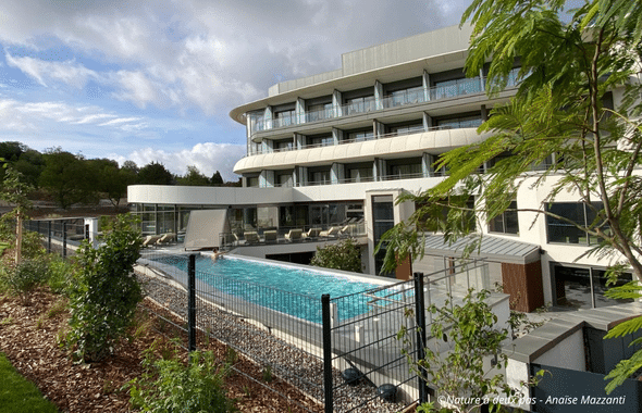 Un bassin de nage au Royal Palace Hotel et spa : une piscine de 15 mètres de long.