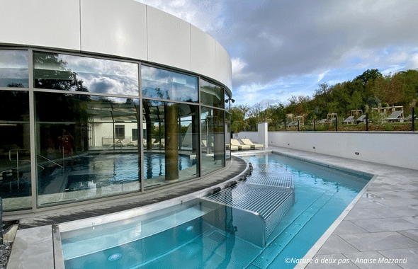 Piscine extérieure et bassin de nage chauffés à 31 degrés toute l'année ! On adore le spa du Royal Palace Hôtel à Kirrwiller
