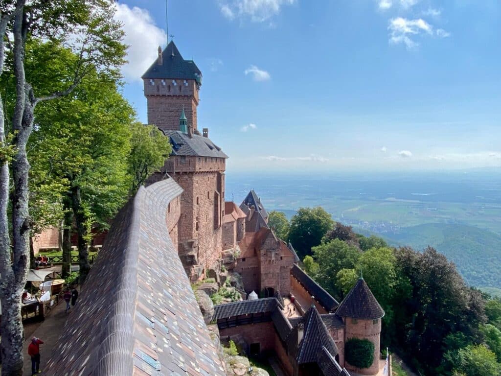 Château du Haut-Koenigsbourg en Alsace, forteresse médiévale entourée par la forêt vosgienne près de Sélestat.