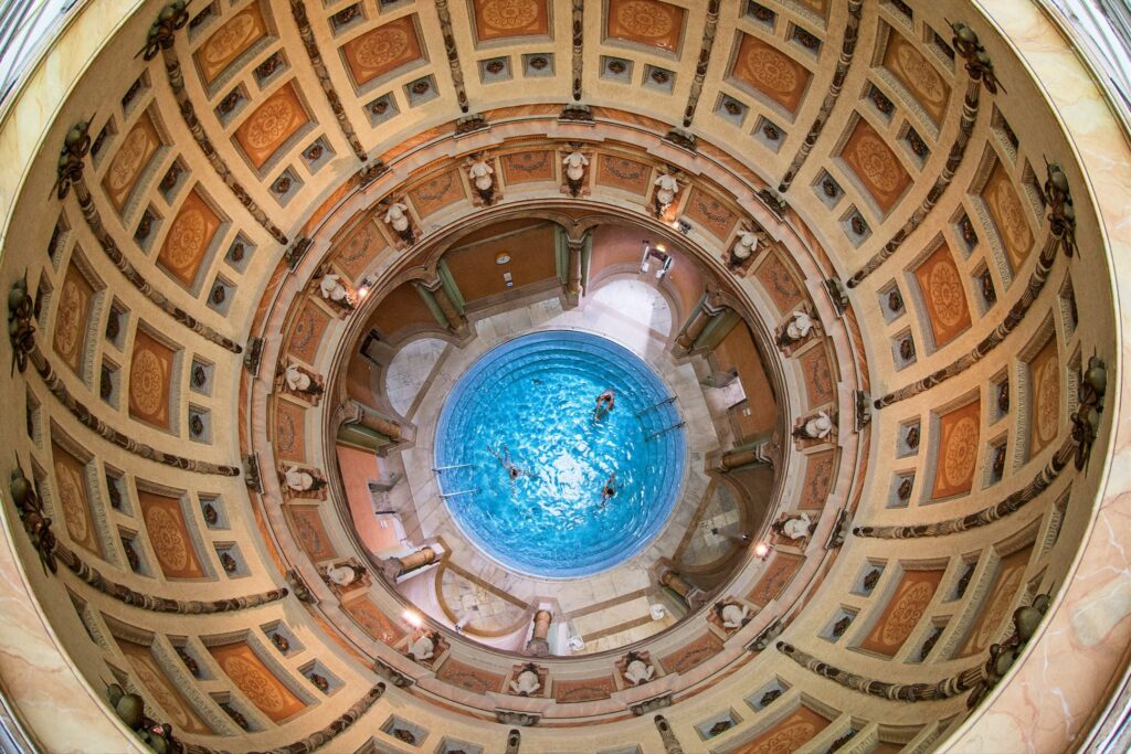 Découvrez le Friedrichsbad à Baden-Baden, des thermes historiques à 1h de Strasbourg. Une expérience bien-être à deux pas de l’Alsace.