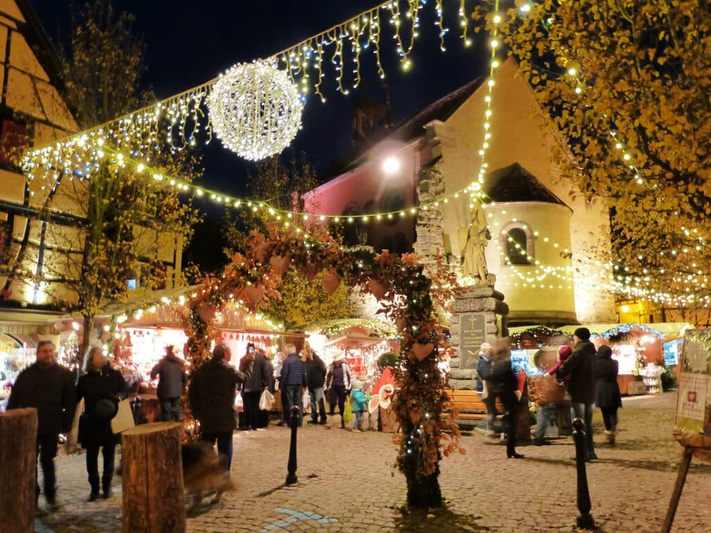 Les illuminations au marché de noël d'Eguisheim près de Mulhouse et Colmar. Crédit photo noel-colmar.com