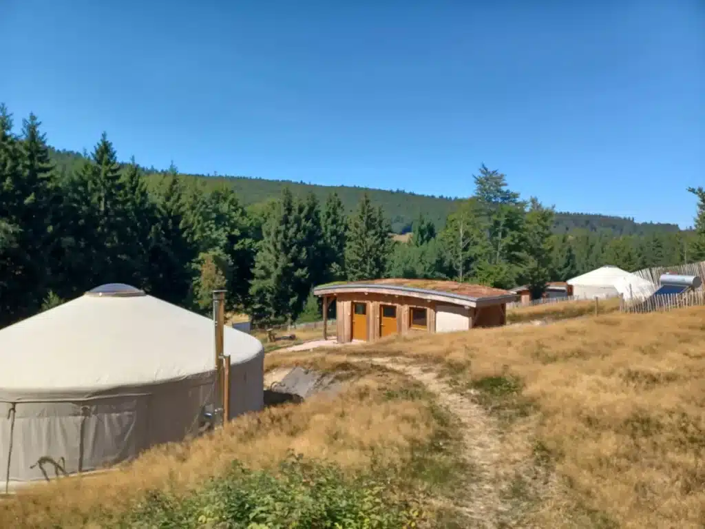 La Yourte Un autre Monde : dormir dans une yourt en Alsace c'est possible dans les Vosges au Hohwald, près du Champ du Feu. Une chouette idée de week-end nature à en Alsace à deux pas de Strasbourg.