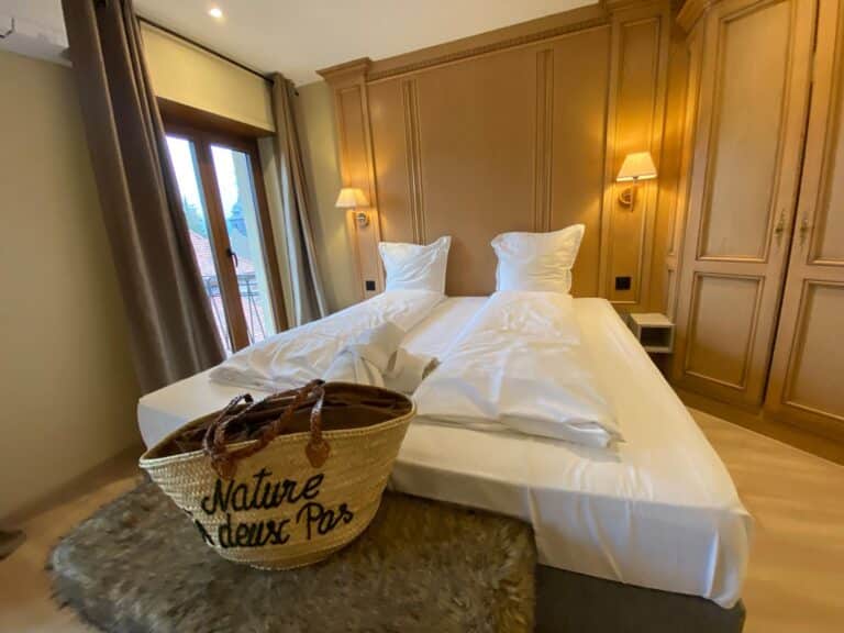 Une belle chambre spacieuse pour un week-end en amoureux en Alsace, à deux pas de Strasbourg à l'hotel Au Chasseur à Birkenwald près de Saverne.