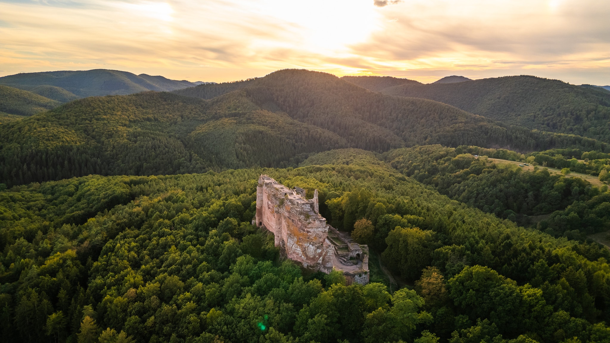 Le majestueux château de Fleckenstein dans les Vosges du Nord, en Alsace. A découvrir lors de votre prochaine escapade nature.
