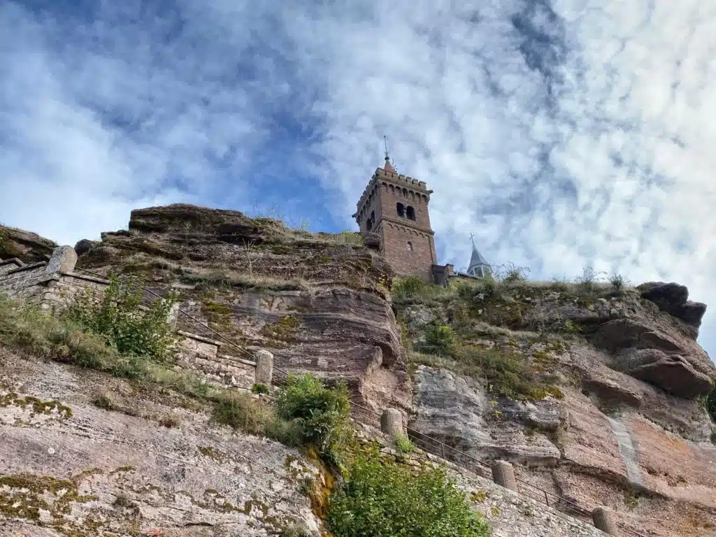 Découvrez le rocher de Dabo en Moselle : panorama sur les Vosges, chapelle Saint-Léon et idées de balades pour une escapade nature près de l’Alsace.