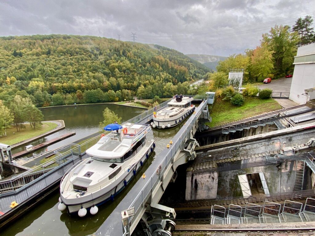 Deux bateaux prennent l'ascenseur au Plan Incliné de Saint-Louis-Arzviller en Moselle près de la cristallerie Lehrer. Crédit photo Nature à deux pas.