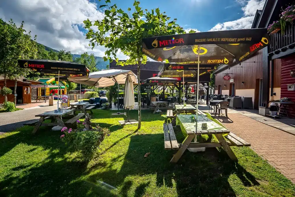 À Metzeral, dans la vallée de Munster, découvrez La Belle Journée à la Wormsa : cuisine alsacienne, terrasse et pause gourmande dans les Vosges.